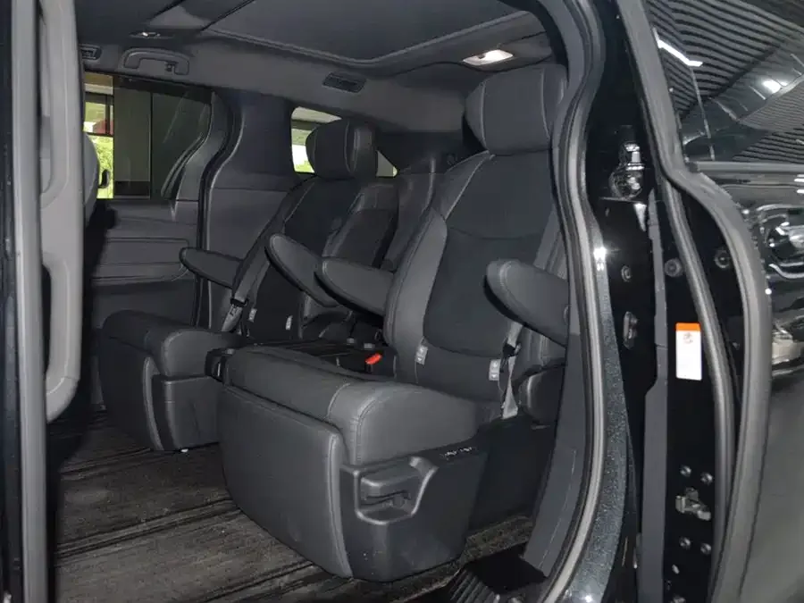 Toyota Granvia Grevia 2023 2.5L Hybrid VIP Edition 2023 — миниатюра 3