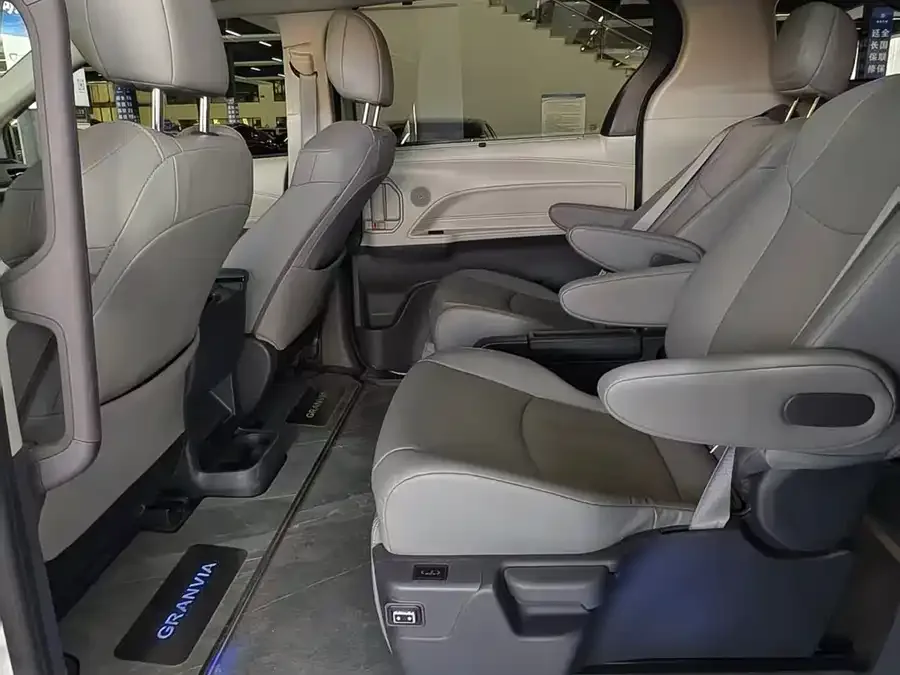Toyota Granvia Grevia 2024 2.5L Hybrid Luxury Edition 2024 — миниатюра 2