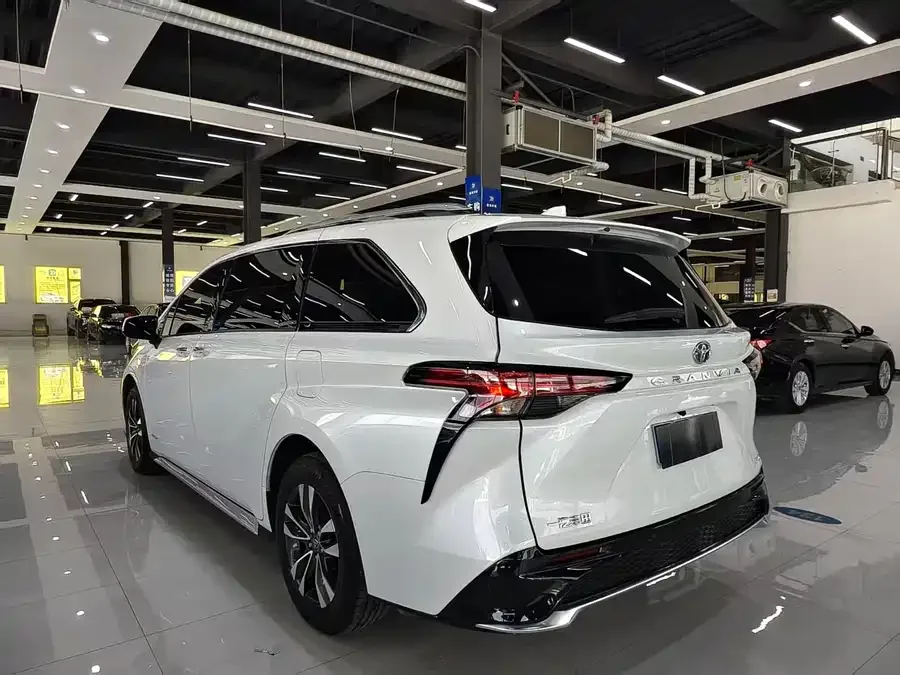 Toyota Granvia Grevia 2024 2.5L Hybrid Luxury Edition 2024 — миниатюра 3