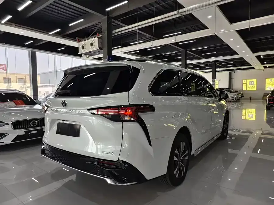 Toyota Granvia Grevia 2024 2.5L Hybrid Luxury Edition 2024 — миниатюра 5