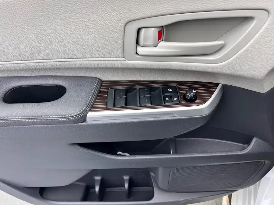 Toyota Granvia Grevia 2023 2.5L Hybrid Comfort Edition 2024 — миниатюра 2