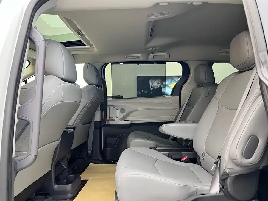 Toyota Granvia Grevia 2023 2.5L Hybrid Comfort Edition 2024 — миниатюра 3