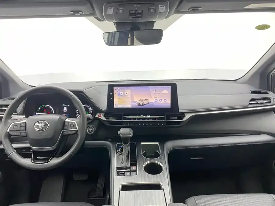 Toyota Sienna SIENNA 2024 2.5L Hybrid Premium Edition 2025 — миниатюра 4