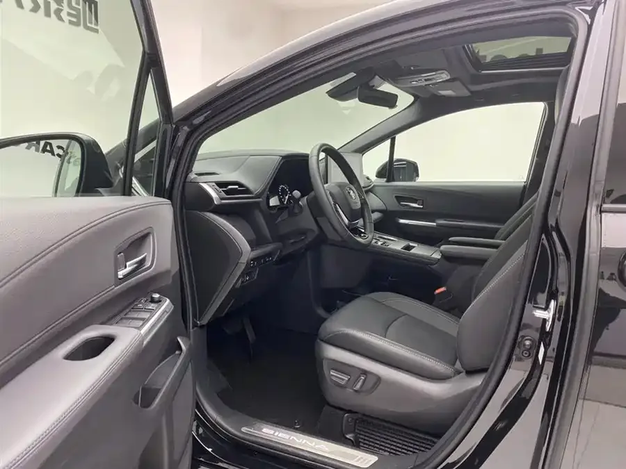 Toyota Sienna SIENNA 2024 2.5L Hybrid Premium Edition 2025 — миниатюра 5