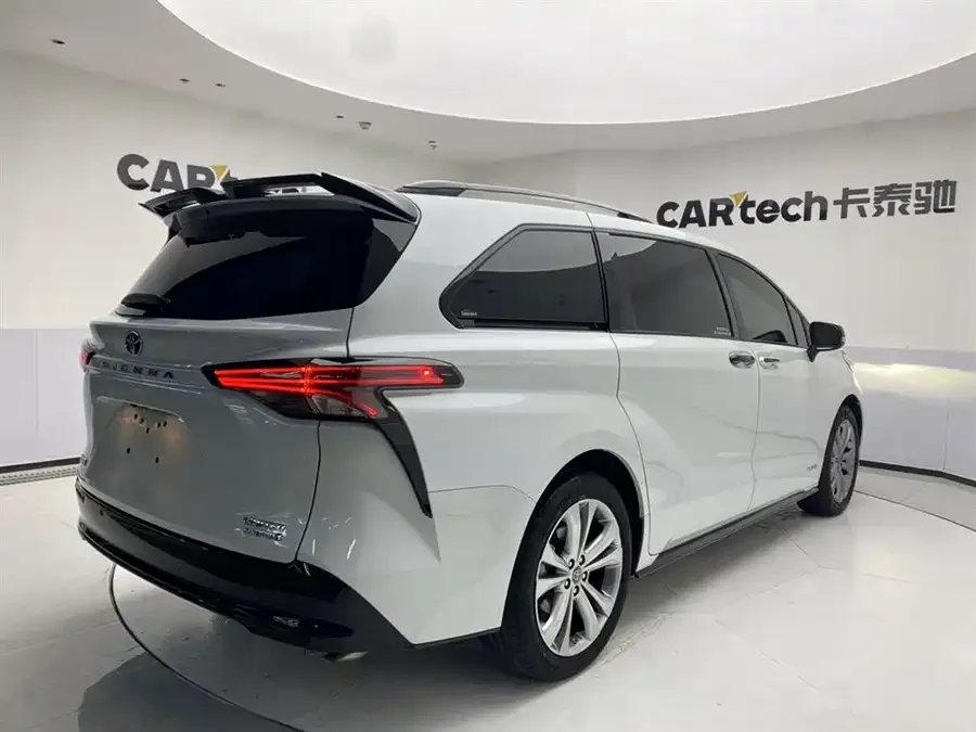 Toyota Sienna SIENNA 2023 2.5L Hybrid Premium Edition 2024 — миниатюра 2