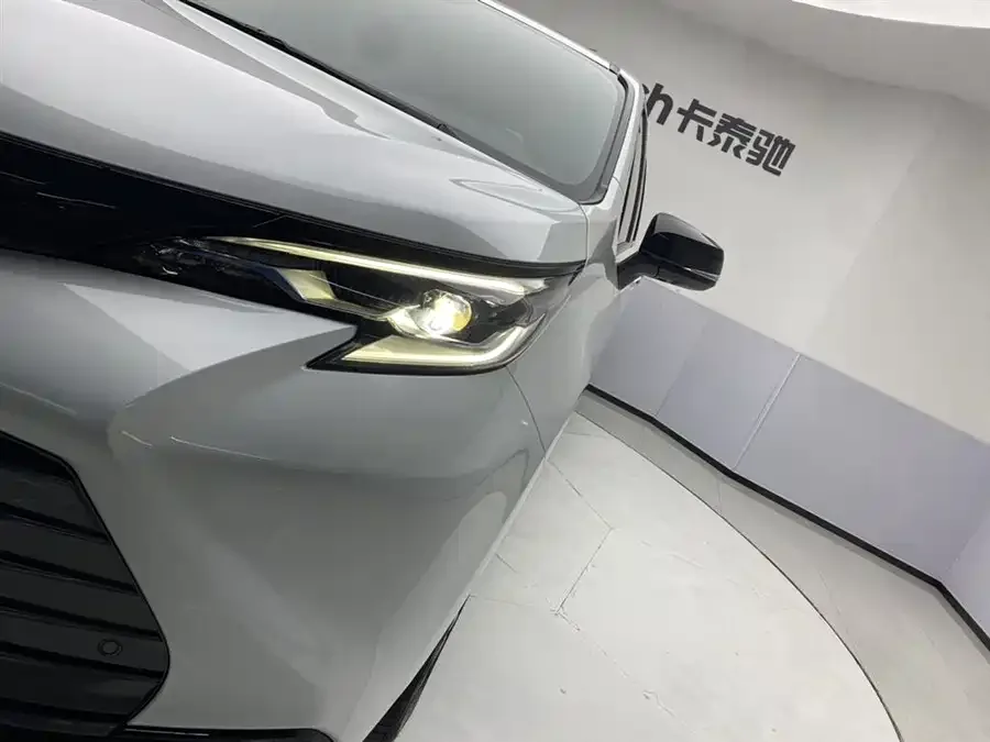 Toyota Sienna SIENNA 2023 2.5L Hybrid Premium Edition 2024 — миниатюра 3