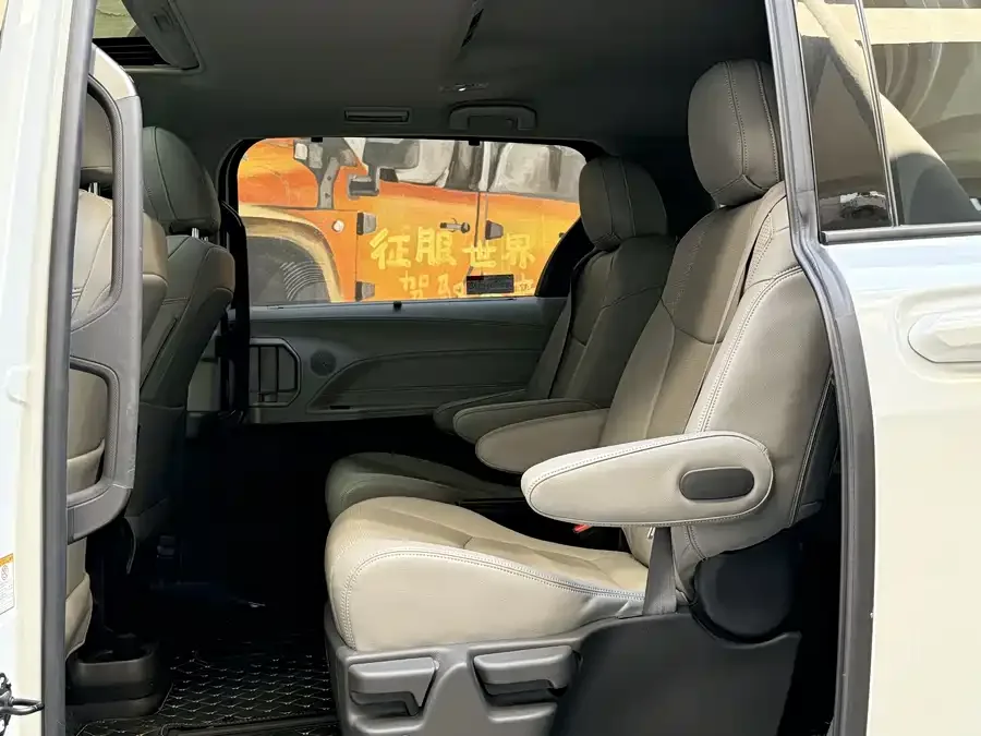 Toyota Sienna SIENNA 2023 2.5L Hybrid Comfort Edition 2024 — миниатюра 3