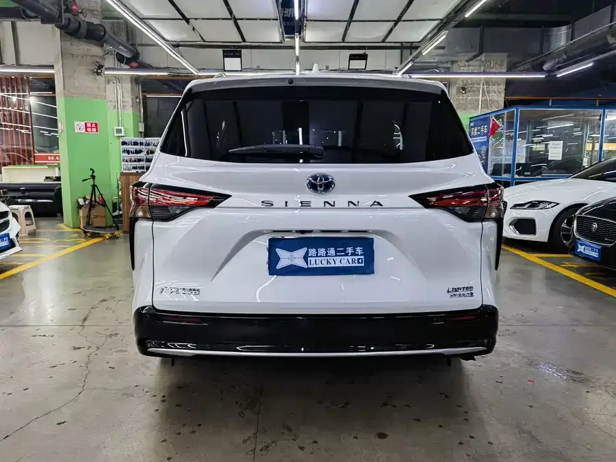 Toyota Sienna SIENNA 2023 2.5L Hybrid Premium Edition 2024 — миниатюра 2