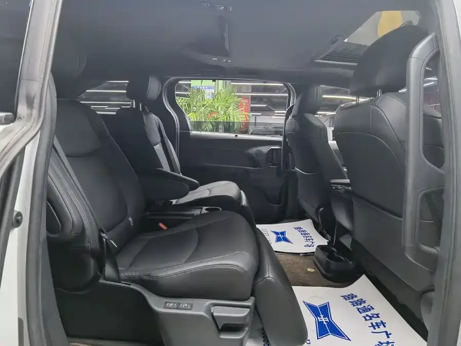 Toyota Sienna SIENNA 2023 2.5L Hybrid Premium Edition 2024 — миниатюра 3