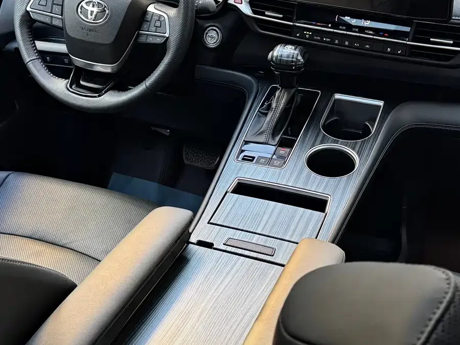 Toyota Sienna SIENNA 2024 2.5L Hybrid Premium Edition 2025 — миниатюра 2