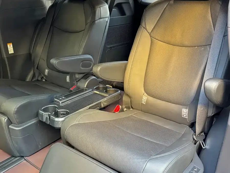 Toyota Sienna SIENNA 2024 2.5L Hybrid Premium Edition 2025 — миниатюра 3