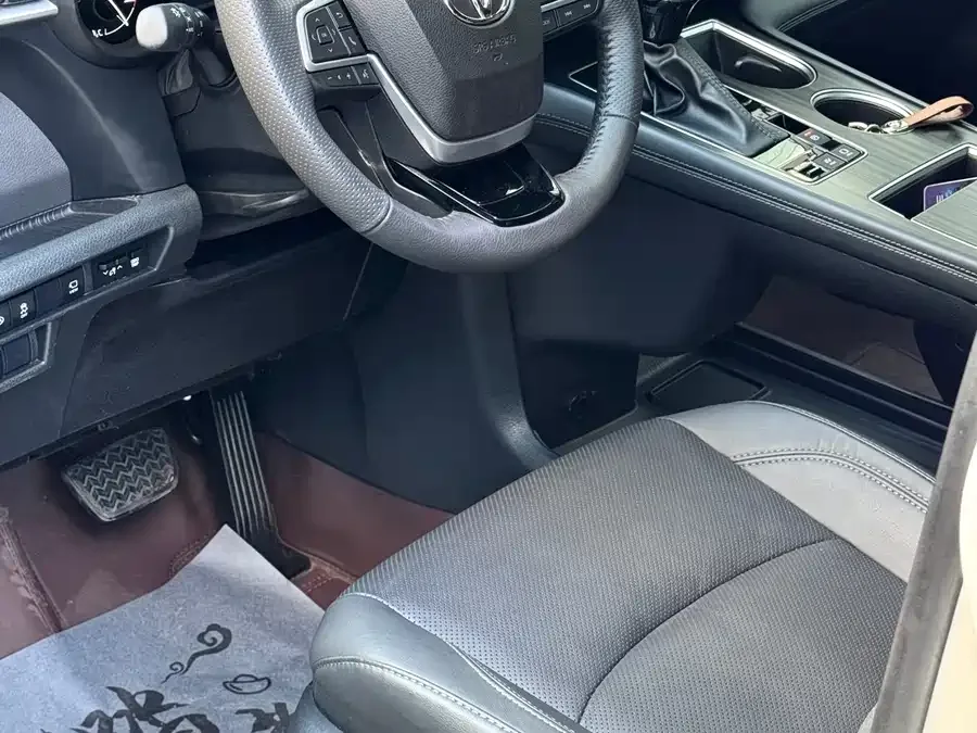 Toyota Sienna SIENNA 2024 2.5L Hybrid Premium Edition 2025 — миниатюра 4
