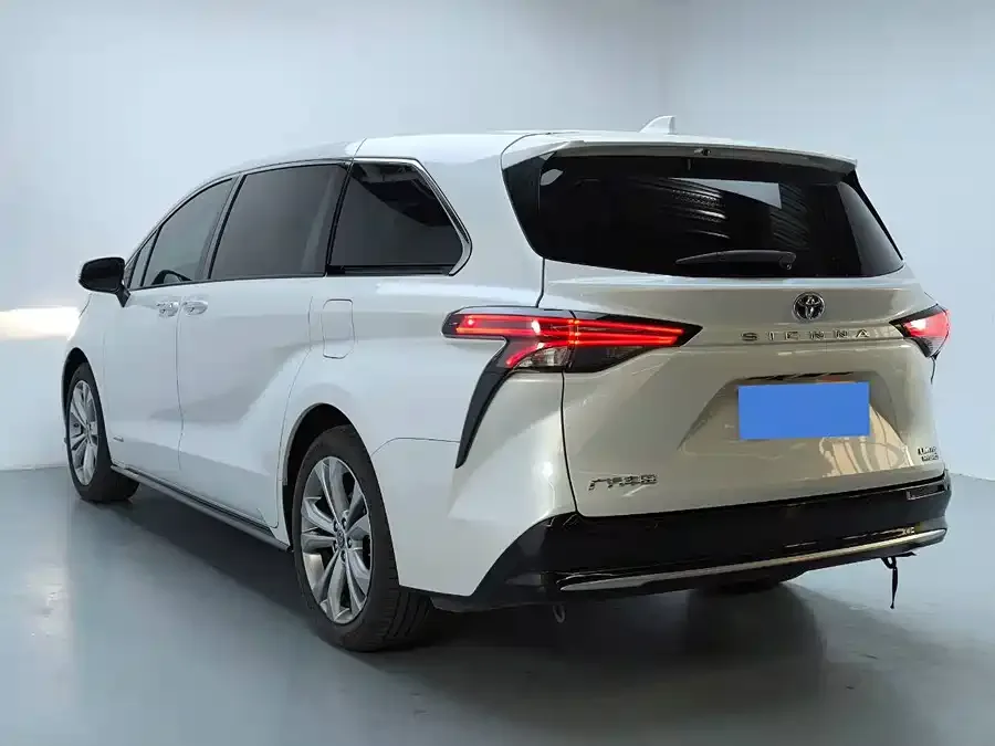 Toyota Sienna SIENNA 2023 2.5L Hybrid Premium Edition 2024 — миниатюра 2