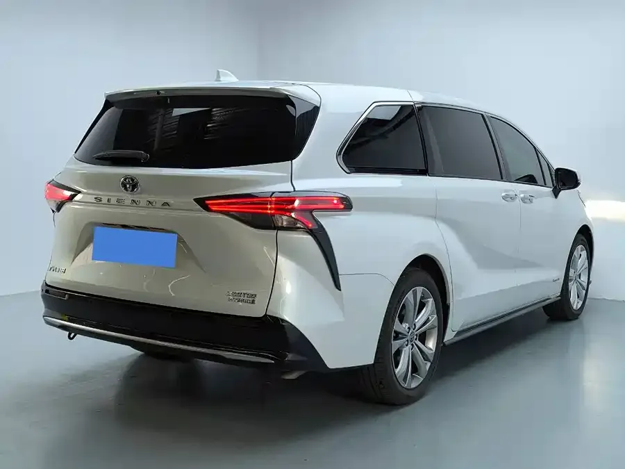 Toyota Sienna SIENNA 2023 2.5L Hybrid Premium Edition 2024 — миниатюра 4