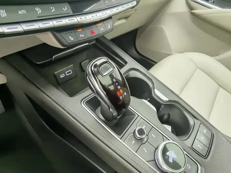 Cadillac XT4 2023 28T two-wheel drive luxury model 2023 — миниатюра 4