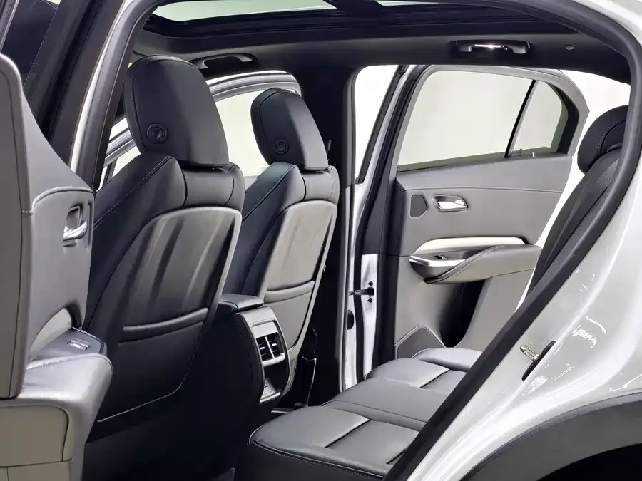 Cadillac XT4 2022 28T two-wheel drive fashion model 2022 — миниатюра 2