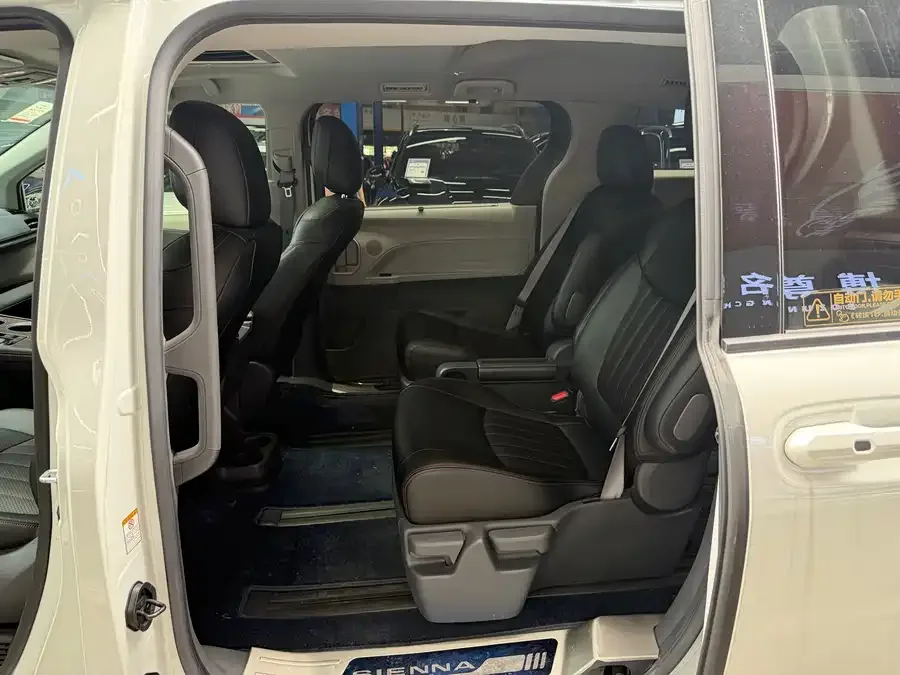 Toyota Sienna SIENNA 2024 2.5L Hybrid Comfort Edition 2024 — миниатюра 4