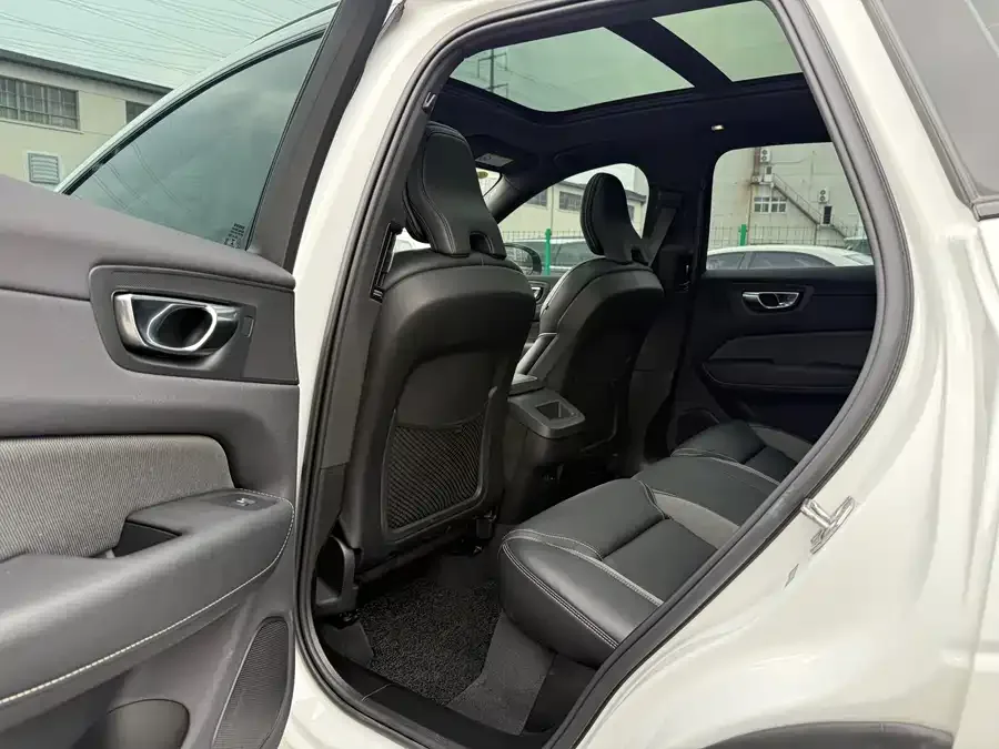 Volvo XC60 2022 B5 four-wheel drive Zhiyuan Sport Edition 2022 — миниатюра 2