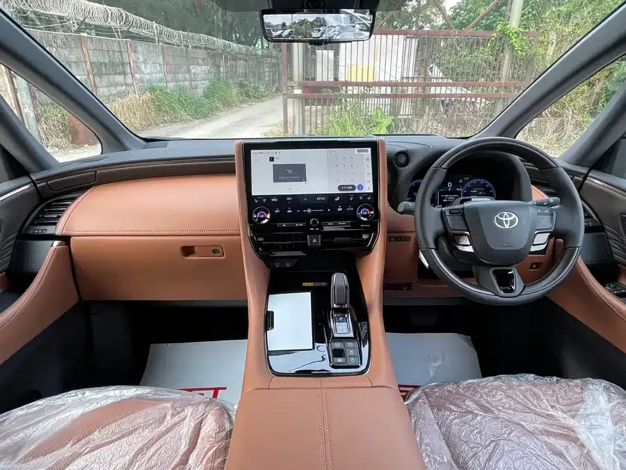 Toyota Crown Vellfire Vellfire 2025 Crown Hybrid 2.5L Ink Gold Executive Edition 2025 — миниатюра 3