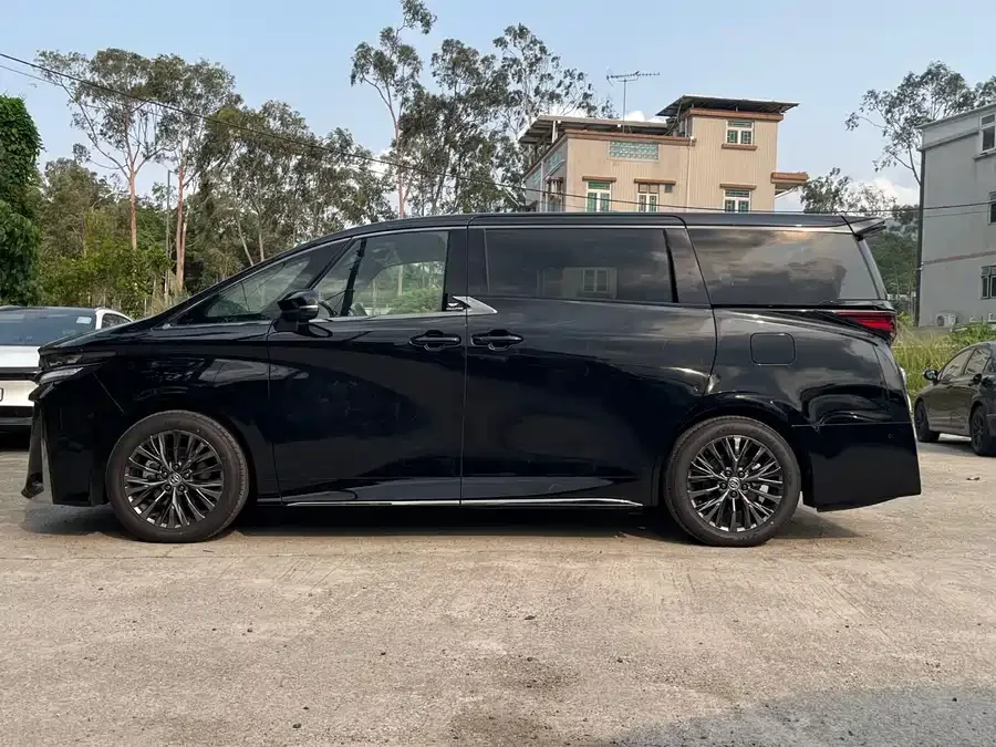 Toyota Crown Vellfire Vellfire 2025 Crown Hybrid 2.5L Ink Gold Executive Edition 2025 — миниатюра 4