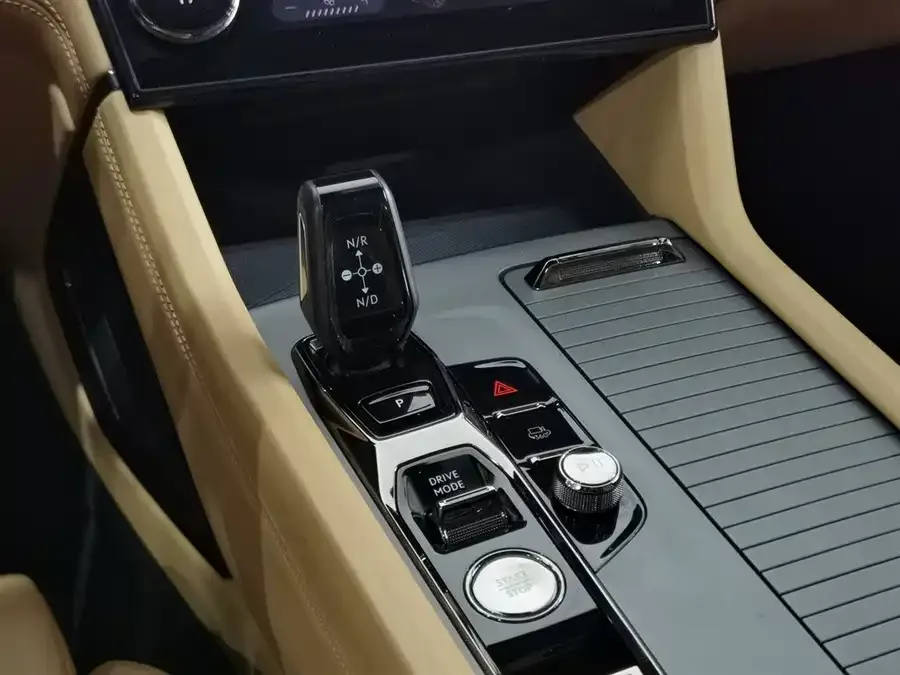 Lynk & Co 09 EM-P Lynk & Co 09 EM-P 2021 2.0T PHEV Ultra six-seater 2022 — миниатюра 4