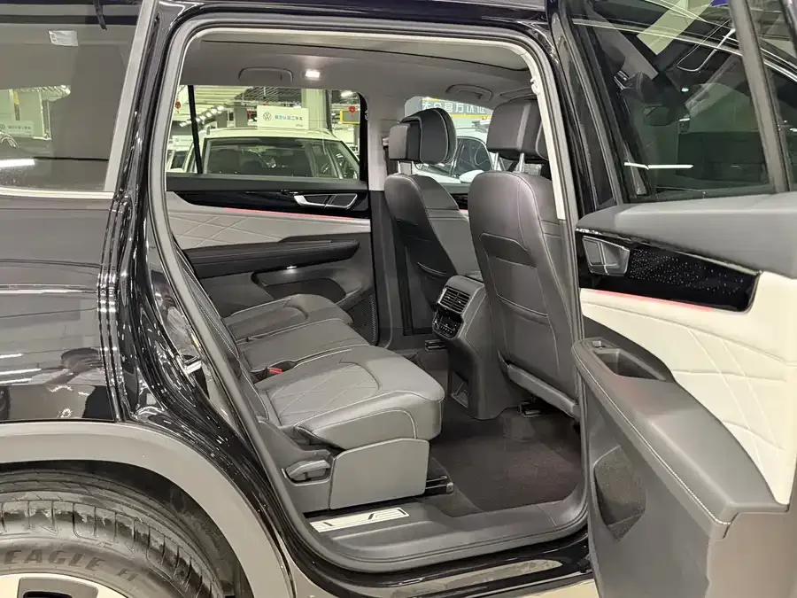 Volkswagen Teramont 2025 Touron 380TSI 4WD Outstanding Edition 2025 — миниатюра 4