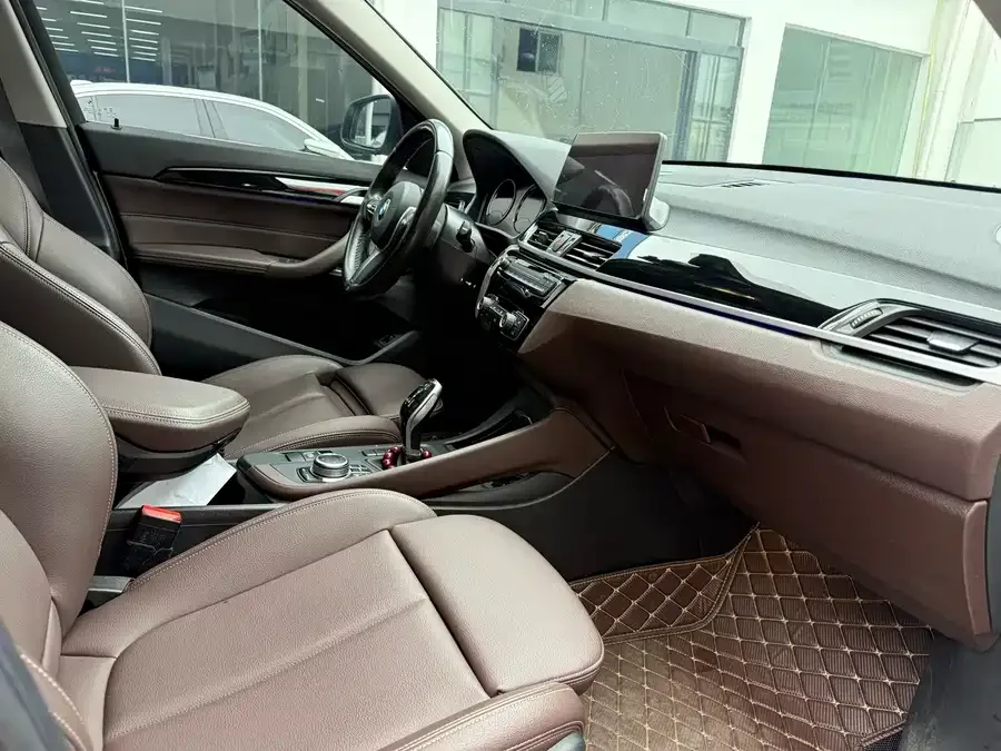 BMW X1 2022 sDrive25Li Leading Edition 2022 — миниатюра 2