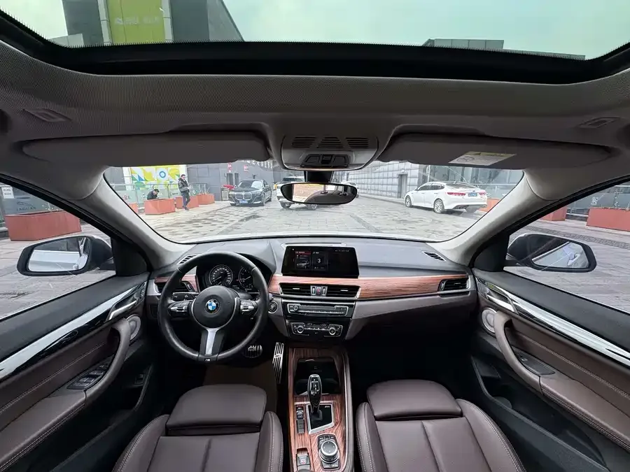 BMW X1 2022 sDrive25Li Leading Edition 2022 — миниатюра 2