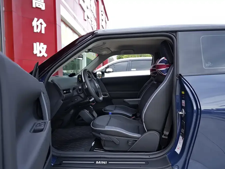 MINI electric COOPER Electric MINI COOPER 2025 456km COOPER E Classic 2025 — миниатюра 2