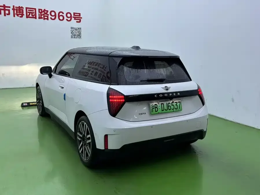 MINI electric COOPER Electric MINI COOPER 2025 456km COOPER E Classic 2025 — миниатюра 3