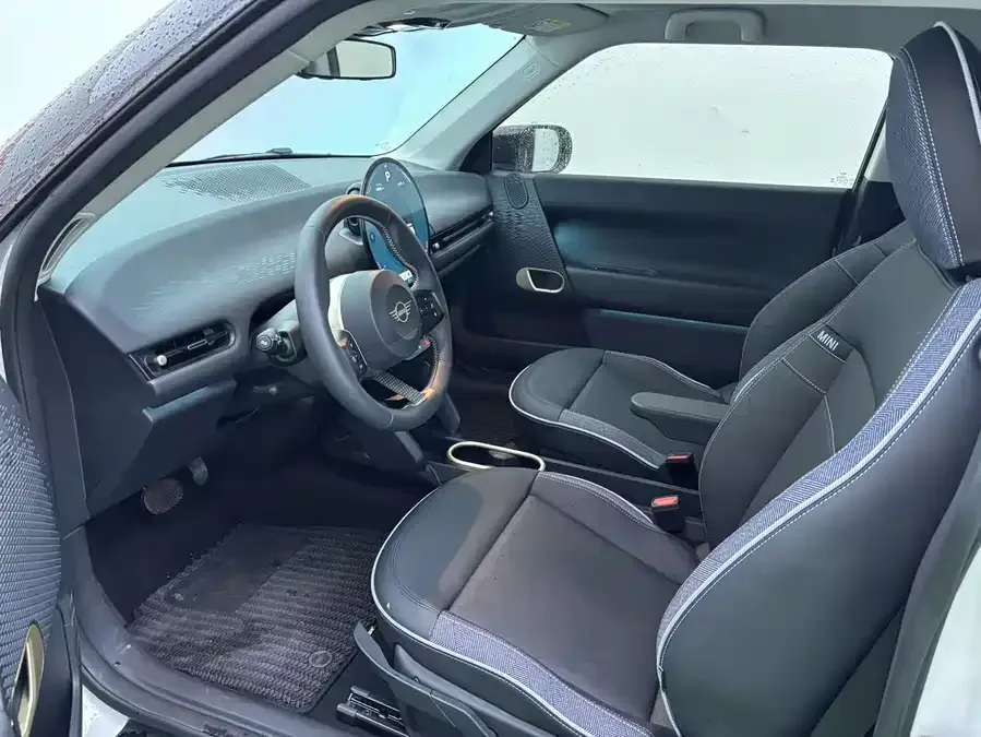 MINI electric COOPER Electric MINI COOPER 2025 456km COOPER E Classic 2025 — миниатюра 4