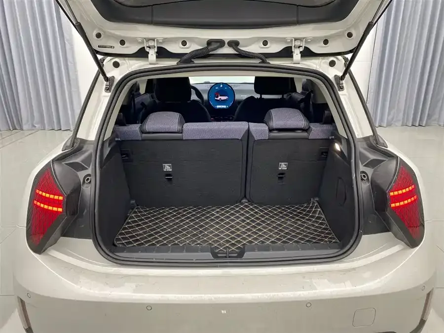 MINI electric COOPER Electric MINI COOPER 2025 456km COOPER E Classic 2025 — миниатюра 5