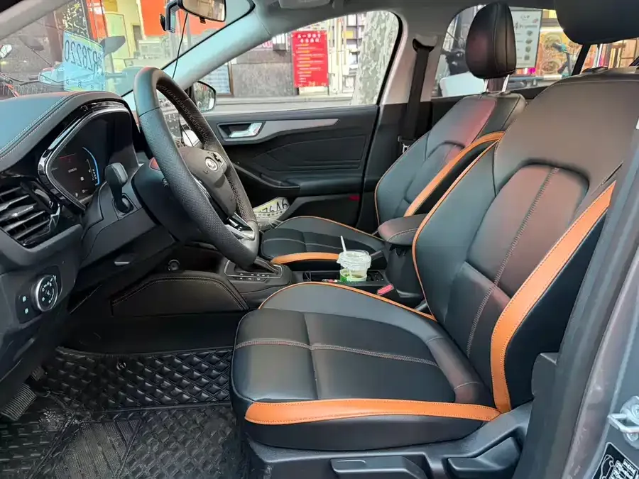 Ford Focus Focus 2022 Hatchback EcoBoost 180 Automatic Competition Edition 2022 — миниатюра 2