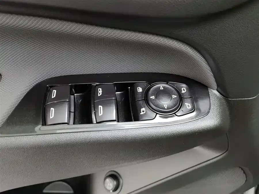Chevrolet Equinox Explorer 2022 light hybrid 550T RS smart expansion version 2022 — миниатюра 3
