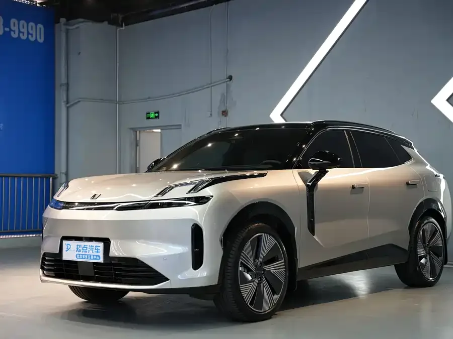 Lynk & Co 08 EM-P 2023