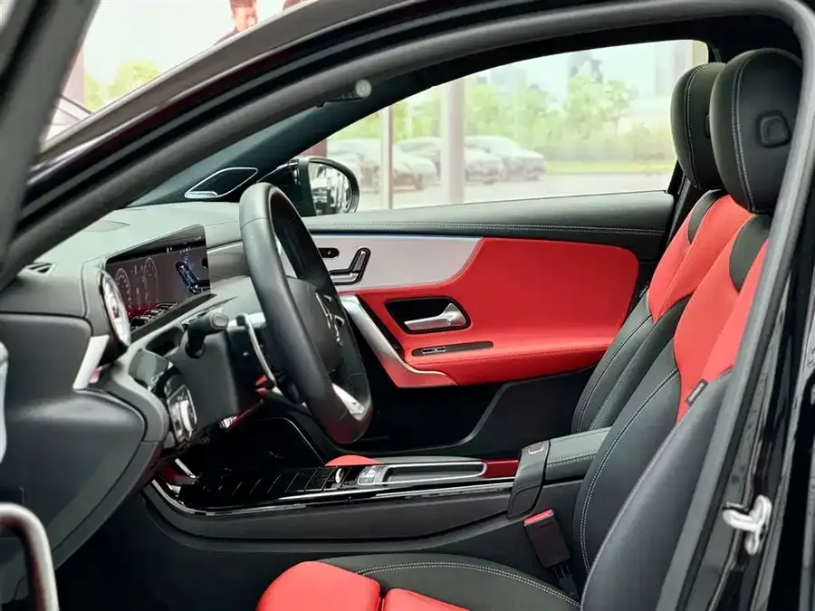 Mercedes-Benz A-Class AMG Mercedes-Benz A-Class AMG 2025 AMG A 35 L 4MATIC 2025 — миниатюра 2
