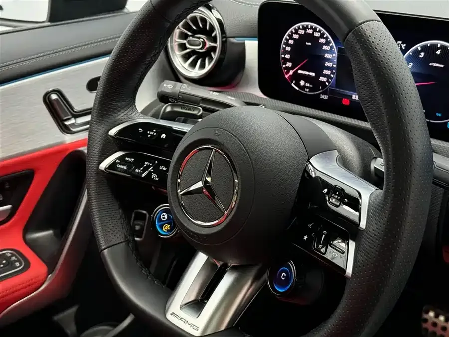 Mercedes-Benz A-Class AMG Mercedes-Benz A-Class AMG 2025 AMG A 35 L 4MATIC 2025 — миниатюра 3