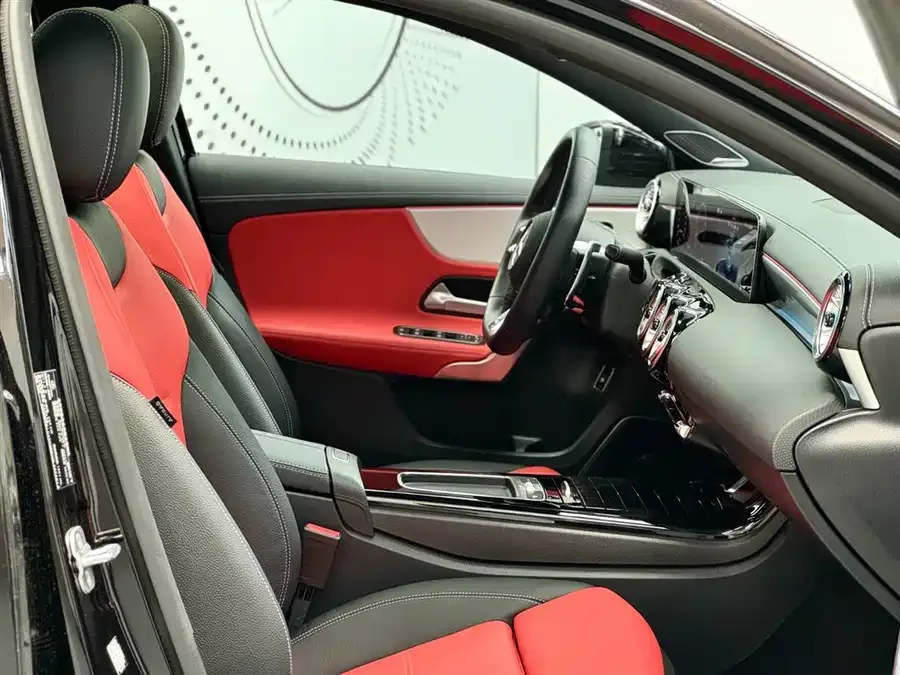 Mercedes-Benz A-Class AMG Mercedes-Benz A-Class AMG 2025 AMG A 35 L 4MATIC 2025 — миниатюра 5