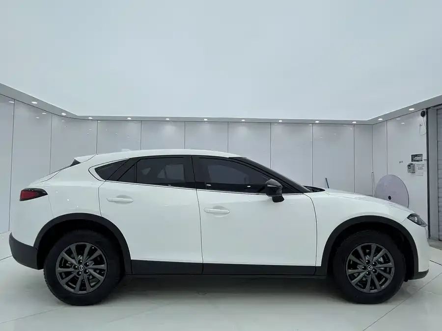 Mazda CX-4 2021 2.0L Automatic 2WD Blue Sky Vitality Edition 2023 — миниатюра 3