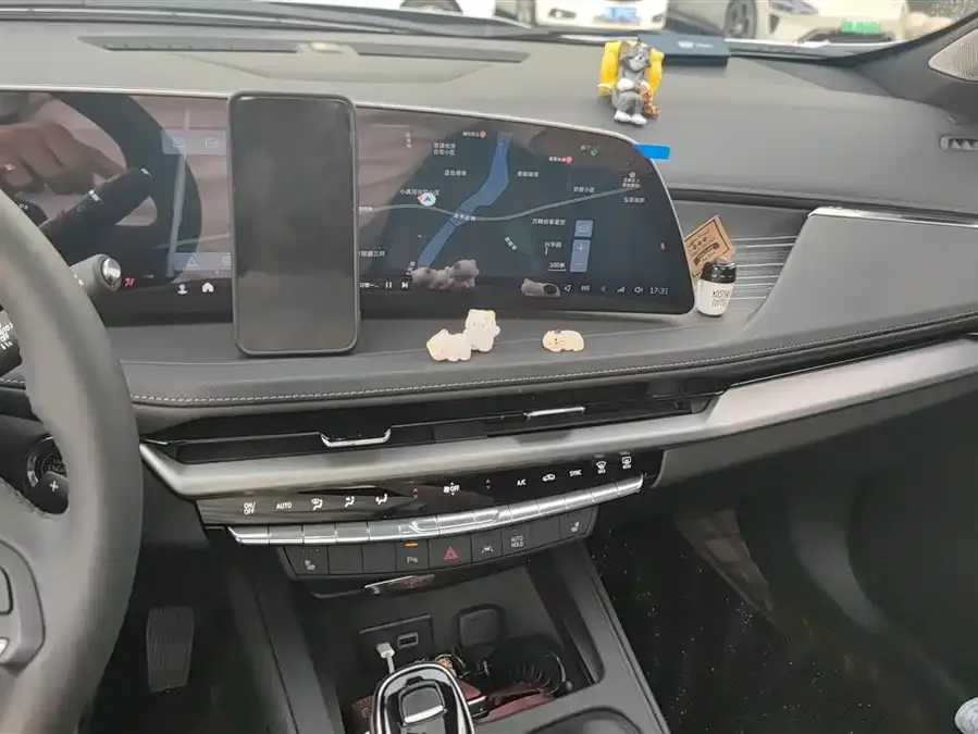 Cadillac XT4 2024 facelift 28T two-wheel drive luxury model 2026 — миниатюра 4