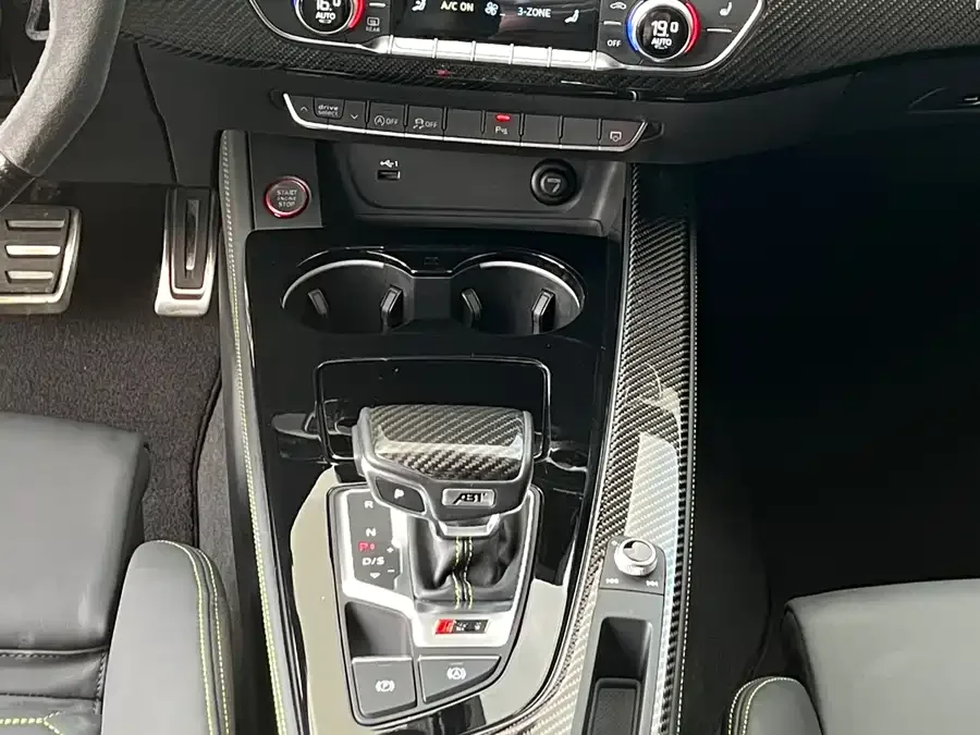 Audi RS 4 2023 RS4 Avant Dark Gold Edition 2023 — миниатюра 3