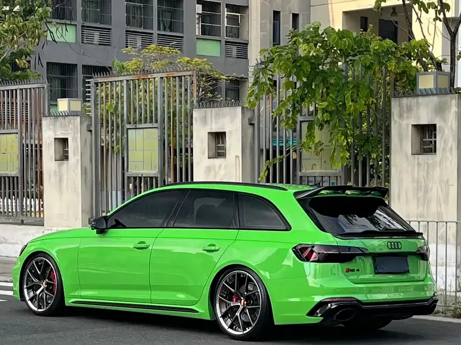 Audi RS 4 2023 RS4 Avant Dark Gold Edition 2023 — миниатюра 5