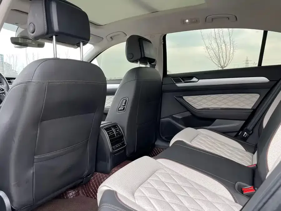 Volkswagen Magotan Magotan 2023 2 million commemorative edition 330TSI DSG luxury model 2023 — миниатюра 2