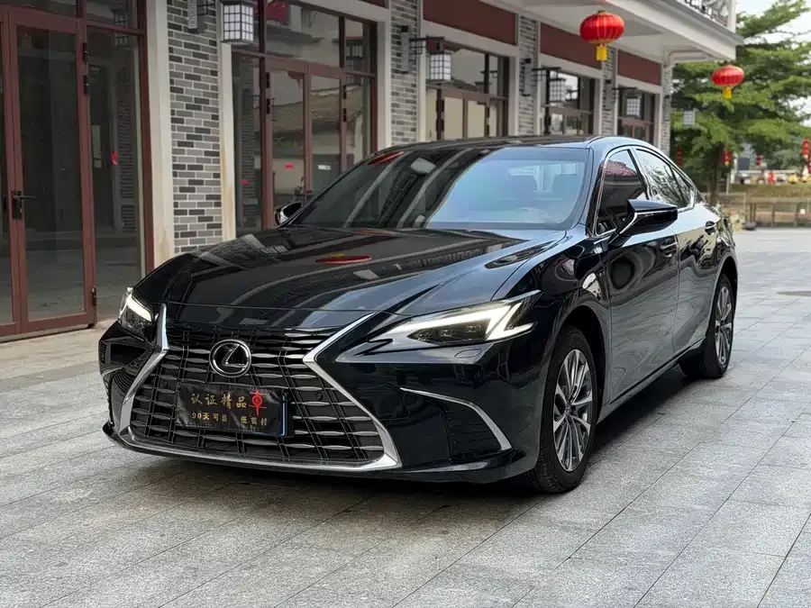 Lexus ES 2025