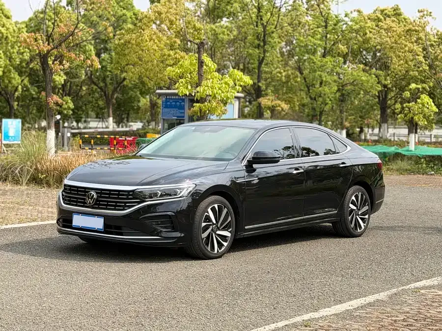 Volkswagen Passat Passat 2022 330TSI Deluxe Edition 2022 — фото 1, купить с доставкой в Москву