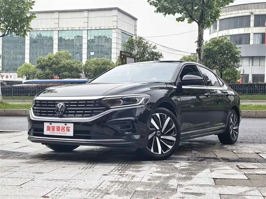 Volkswagen Passat Passat 2023 330TSI Deluxe Edition 2023 — фото 1, купить с доставкой в Москву