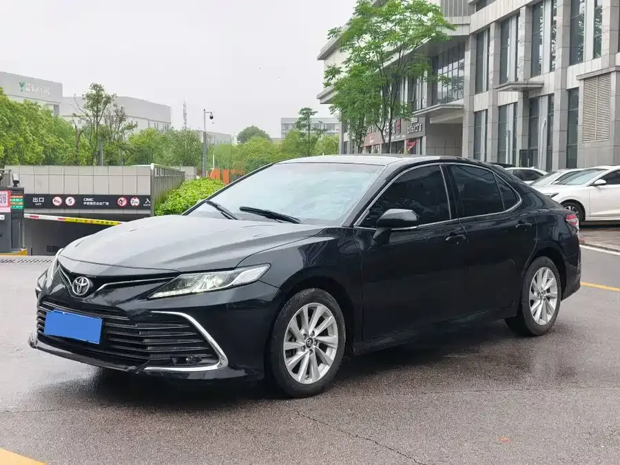 Toyota Camry Camry 2022 2.0GVP Leading Edition 2023 — фото 1, купить с доставкой в Москву