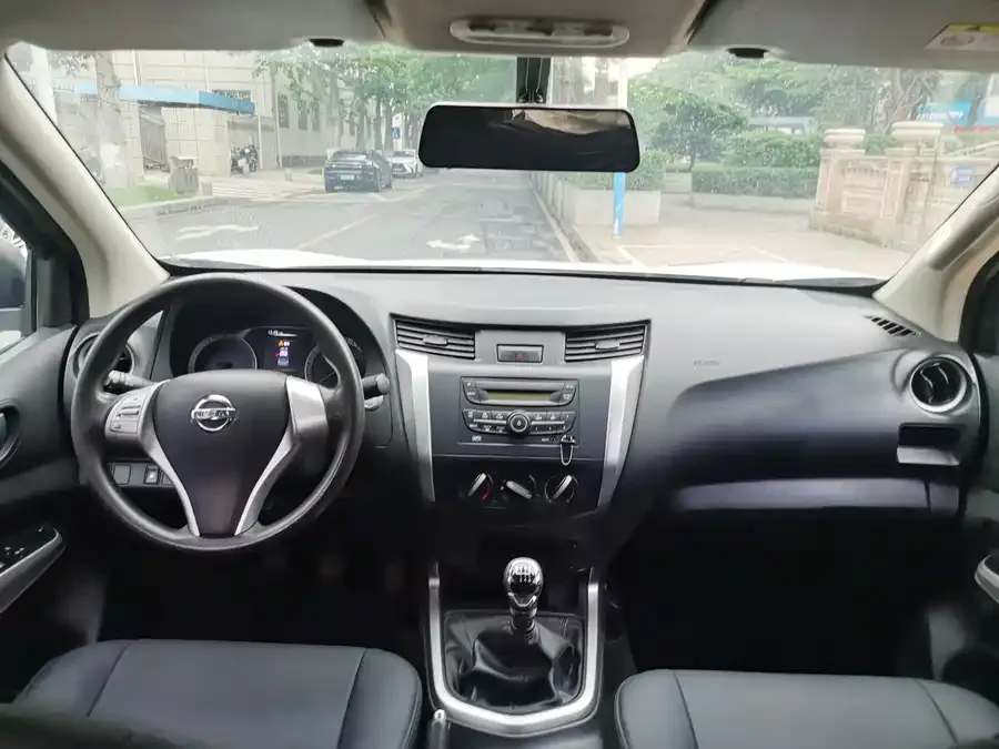 Nissan Navara 2021 Navara 2.5L Manual 2WD Comfort Model QR25 2022 — миниатюра 4