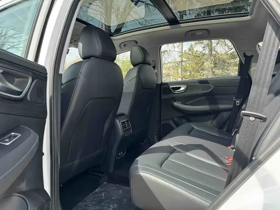 Roewe RX5 Roewe RX5 2025 PLUS 330TGI Automatic Trendsetting Smart Edition 2026 — миниатюра 3