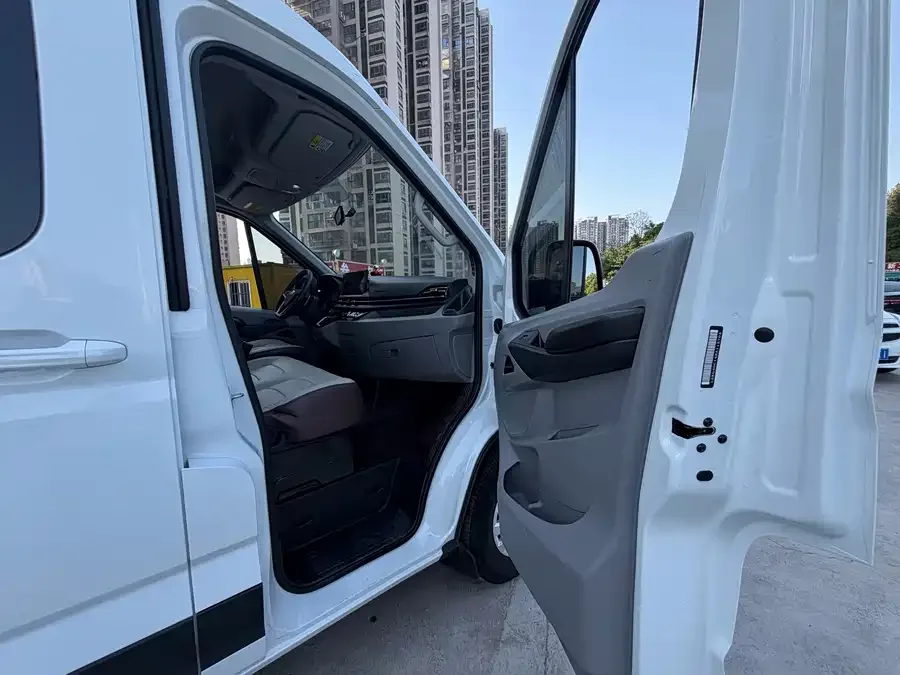 Maxus Xintu V90 Xintu V90 2024 Zhijie 2.0T automatic front-wheel drive short-axle mid-top rear single tire 5/6 seats 2024 — миниатюра 2